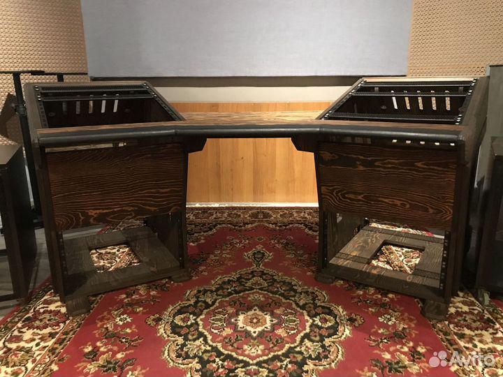 Стол для студии звукозаписи