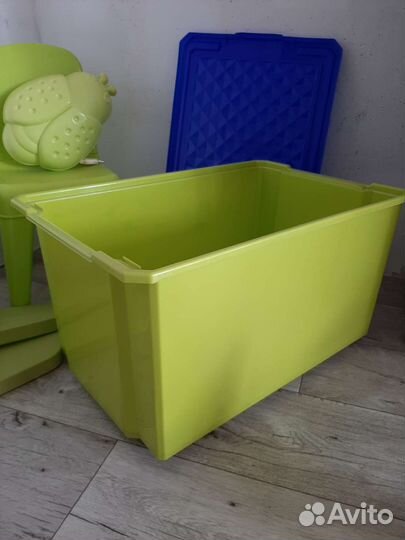Полки IKEA, светильник IKEA, стульчик