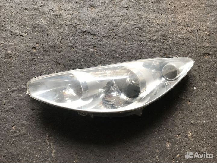 Стекло левой фары Peugeot 308