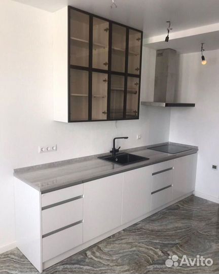 Кухонный гарнитур/ кухня со стеклянными фасадами