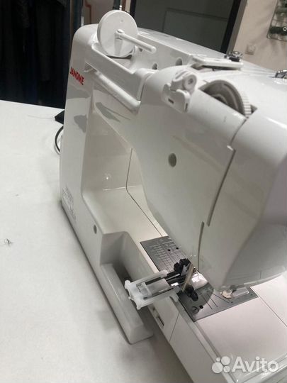 Швейная машина Janome