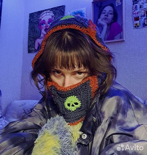 Вязаный капор с черепами, ручная работа