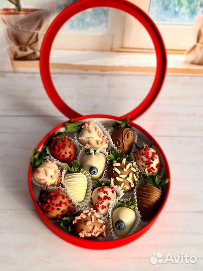 Коробочки с клубникой