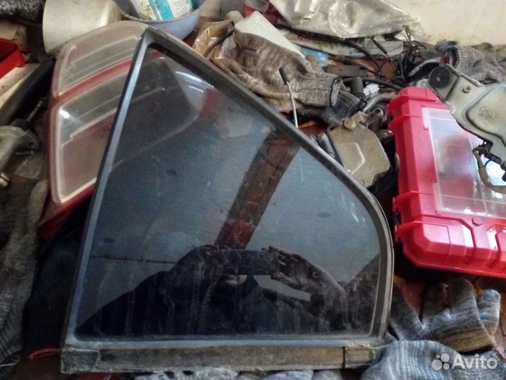 Форточка задней двери mitsubishi galant8