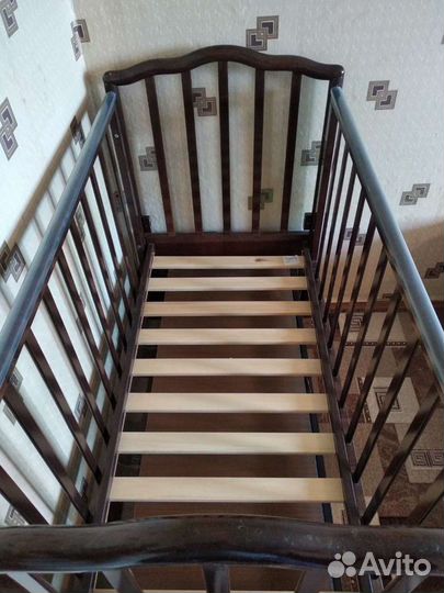 Детская кроватка с маятником и ящиком