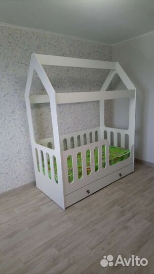 Детская кроватка домик