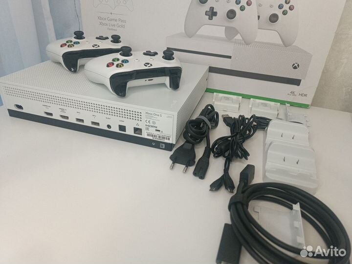 Xbox one s 1tb с двумя геймпадами