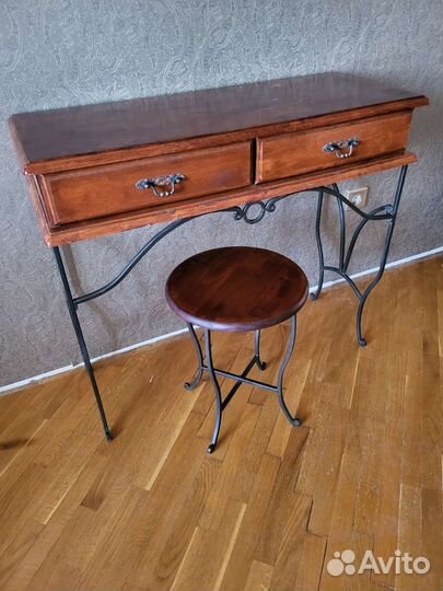 Туалетный столик с зеркалом и стулом