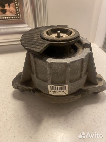 Опора двигателя mercedes w204 2042404217