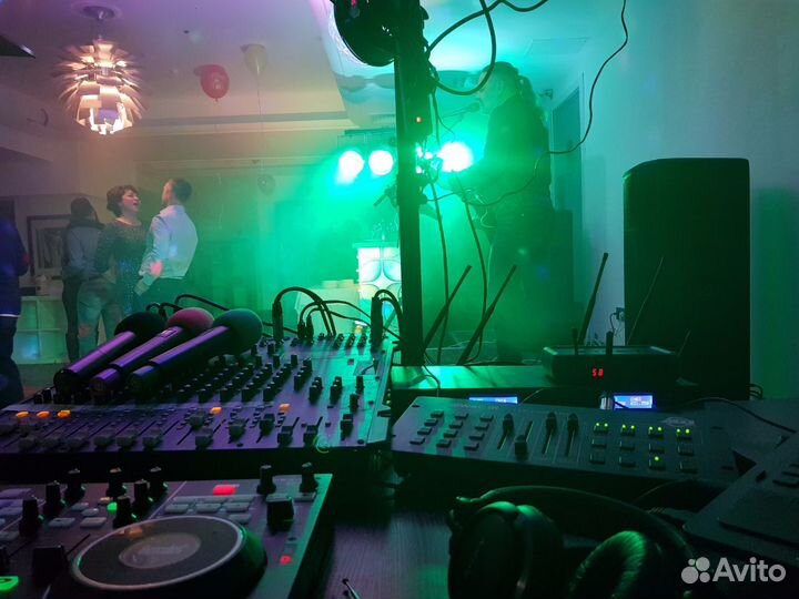 Ди-джей с оборудованием: звук, свет, караоке