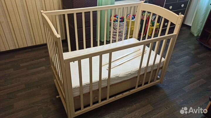 Детская кроватка с маятником