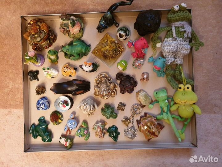 Коллекционные фигурки лягушек