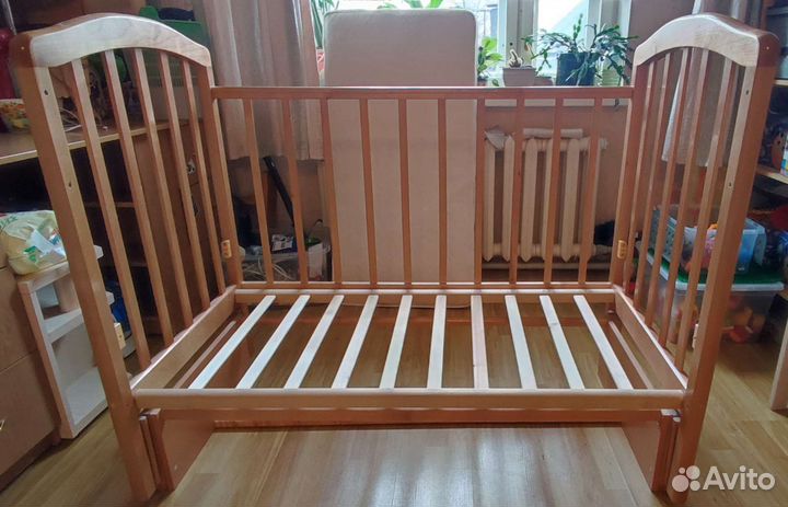 Детская кроватка с продольным маятником