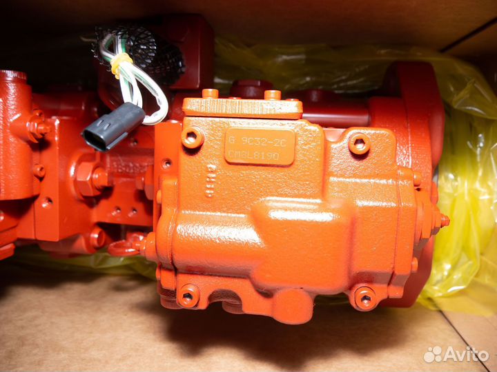 Стекло лобовое верхнее Hitachi zx210lck