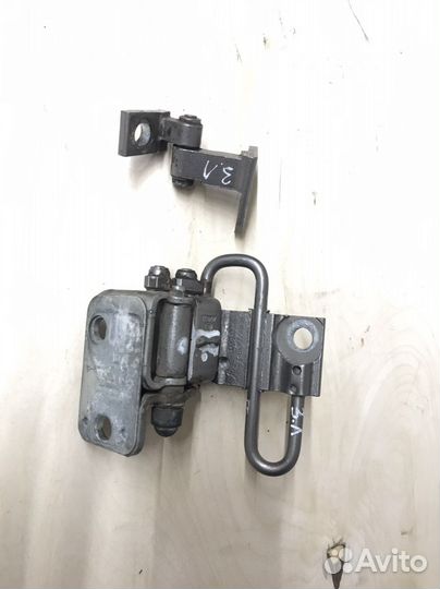 Петли задней левой двери Passat B7