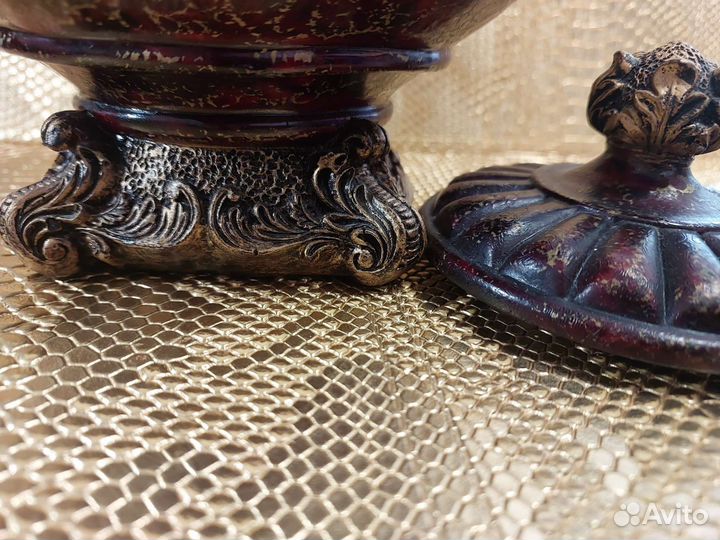 Шкатулка, кувшин и поднос