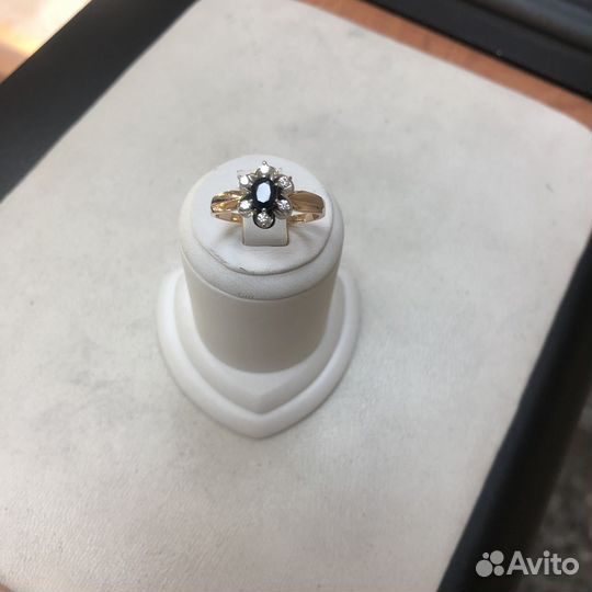 Кольцо с бриллиантом