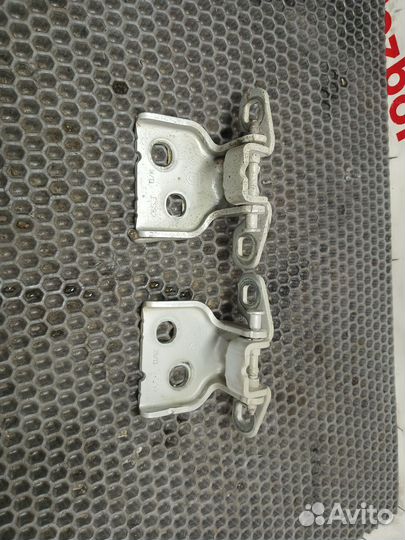 Петли передней правой двери Renault Duster