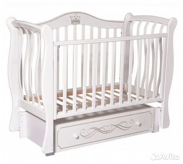Детская кроватка с маятником белая