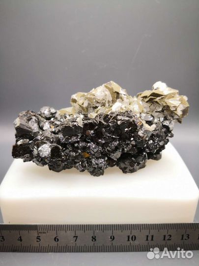 Друза сфалерита с кальцитом в хлоритовой присыпке