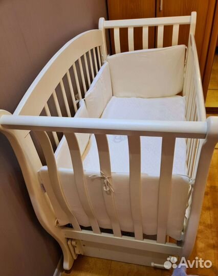 Детская кроватка с маятником, матрасом и бортиками