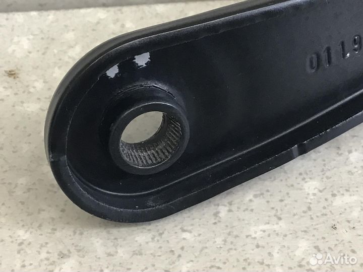 Поводок стеклоочистителя передний левый Nissan Ter