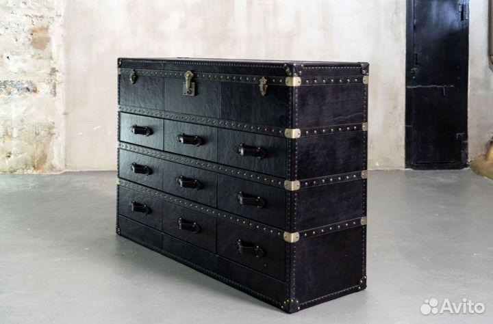 Тумба-комод с кожаной отделкой