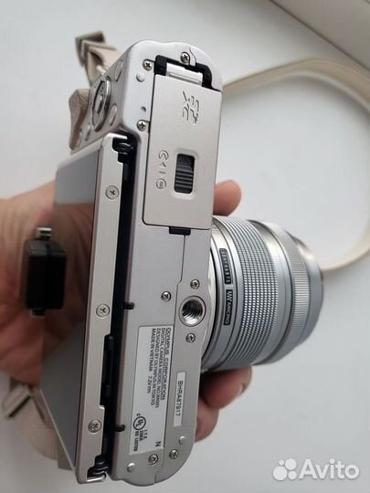 Olympus PEN E-PL8 Kit 14-42mm IIR белый