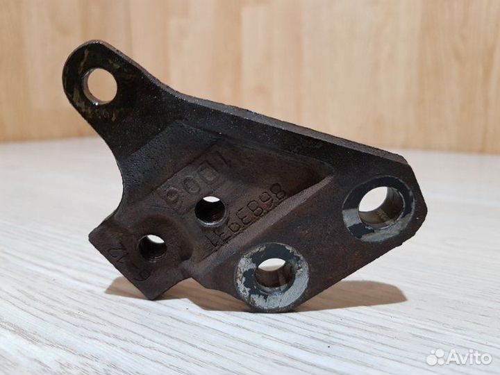 Кронштейн опоры двигателя правый Volvo Xc90 C 59