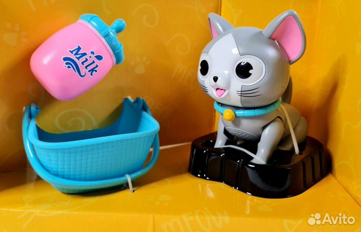 Непослушный маленький питомец Котенок