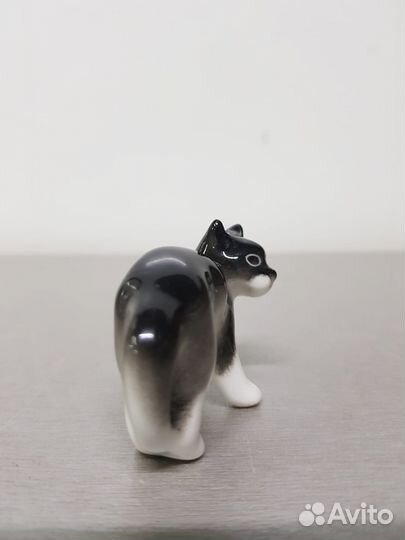 Фарфоровая статуэтка 