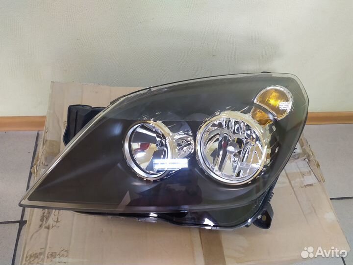Фара левая Opel Astra H 93178635