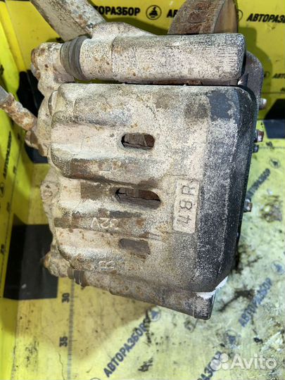 Суппорт передний левый Lexus is300 Altezza gita