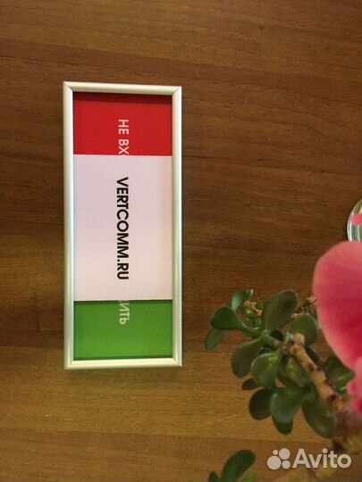 Деревянные таблички с логотипом бренда