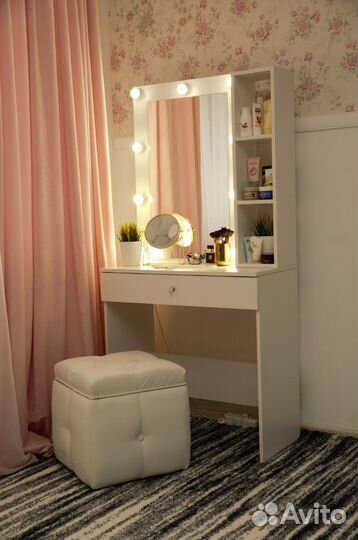 Гримерный туалетный столик с зеркалом и подсветкой