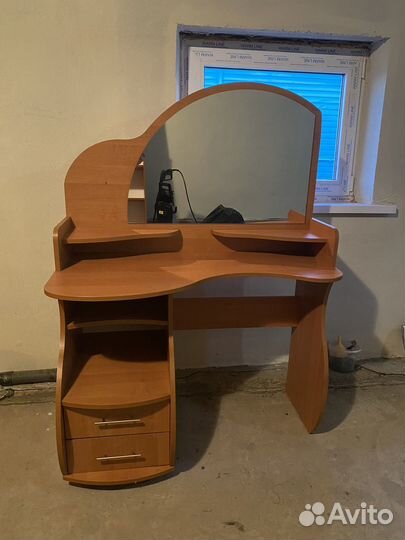 Продам туалетный столик и стеллаж