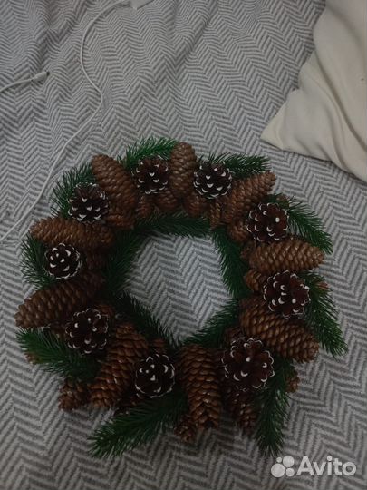 Венок из сосновых и еловых шишек