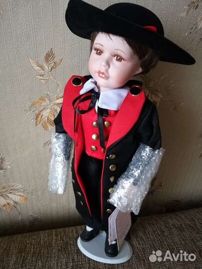 Кукла в национальном костюме, фарфор