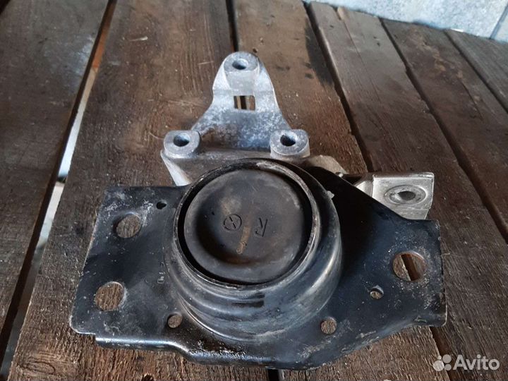 Подушка двигателя Nissan 11210JD500