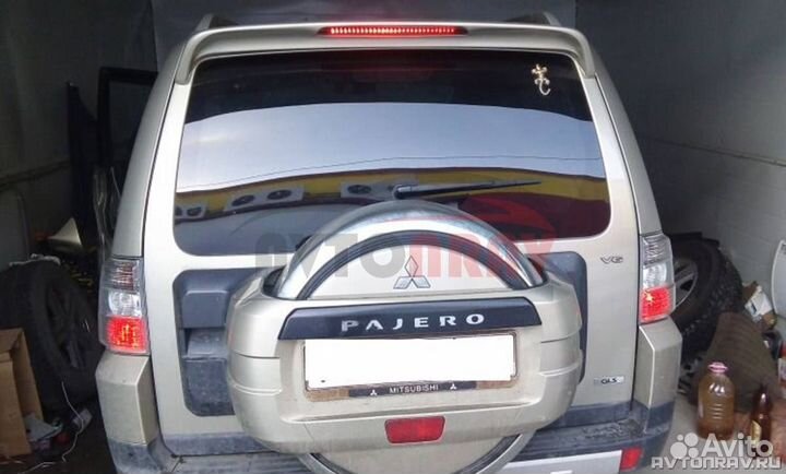Спойлер со стоп-сигналом для Mitsubishi Pajero 3/4