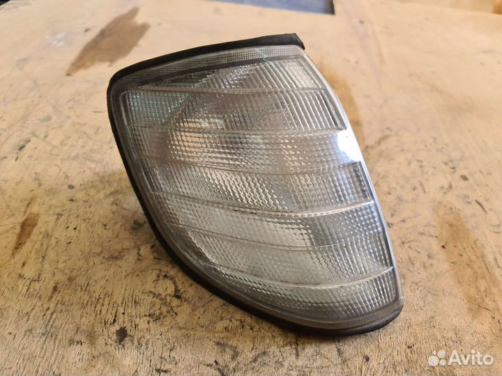 Передний правый поворотник Mercedes W140