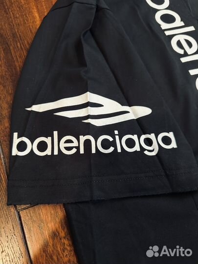 Balenciaga Unity футболка на руках