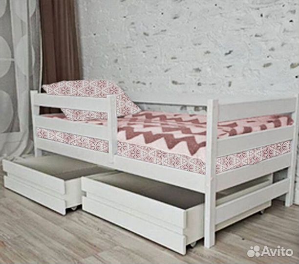 Кроватка из массива с бортиком софа эко для малыша