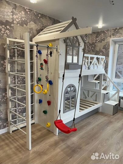 Двухярусная кровать домик со шведской стенкой б/у
