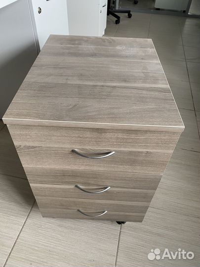 Тумба на колесиках