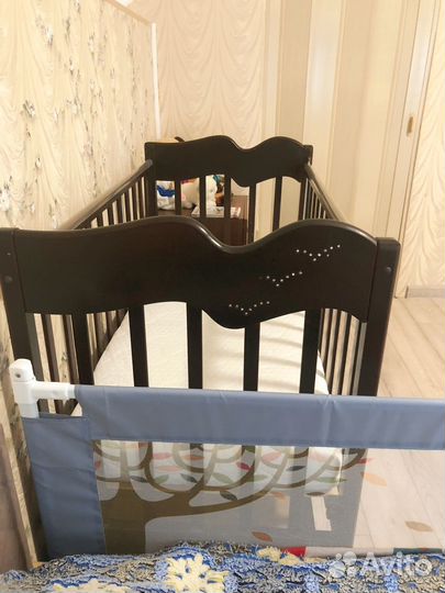 Детская кроватка с маятником и ящиком