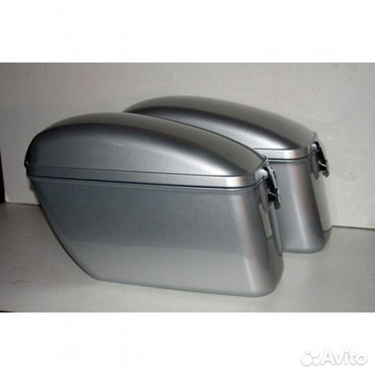 Пластиковые серебристые боковые кофры на мотоцикл