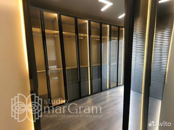 Шкаф стеклянный с подсветкой