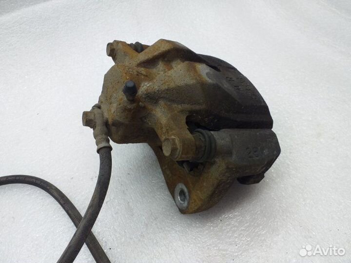 Суппорт тормозной передний правый Toyota Rav4 XA40