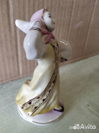 Статуэтка фарфоровая Плясунья